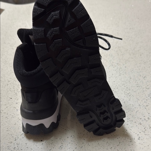 Nike Black Sneakers Sleek Design - Picture 7 of 9